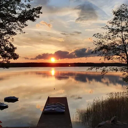 Osada Swory W Lesie Nad Jeziorem