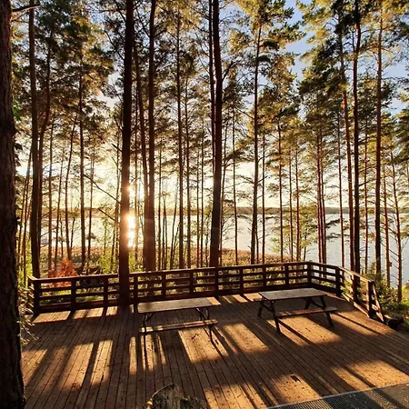 Osada Swory W Lesie Nad Jeziorem