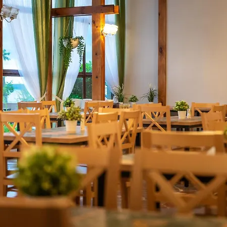 Osada Swory W Lesie Nad Jeziorem *