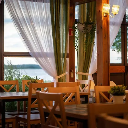 Osada Swory W Lesie Nad Jeziorem