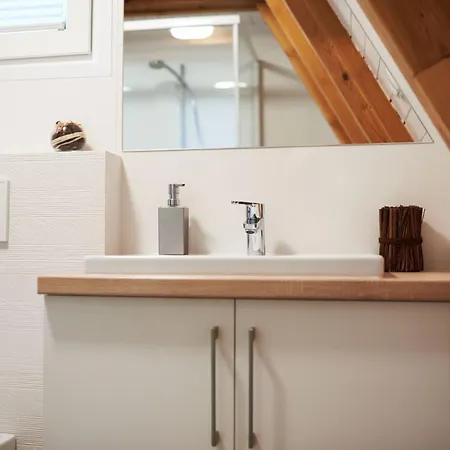 Osada Swory W Lesie Nad Jeziorem *