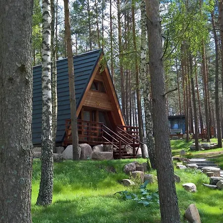 Osada Swory W Lesie Nad Jeziorem * Małe Swornegacie