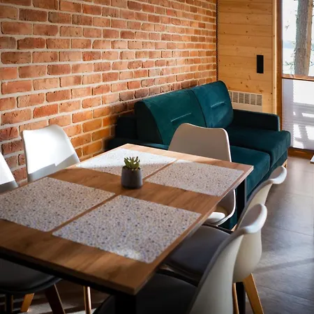 Osada Swory W Lesie Nad Jeziorem Male Swornegacie