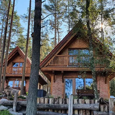 Osada Swory W Lesie Nad Jeziorem