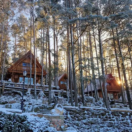 Osada Swory W Lesie Nad Jeziorem *