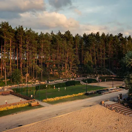 Osada Swory W Lesie Nad Jeziorem