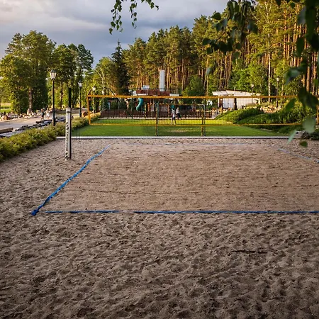 Osada Swory W Lesie Nad Jeziorem