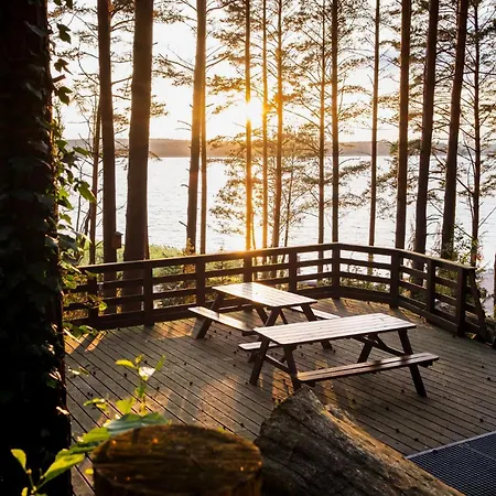 Osada Swory W Lesie Nad Jeziorem *