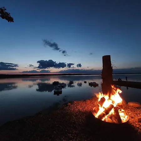 Osada Swory W Lesie Nad Jeziorem