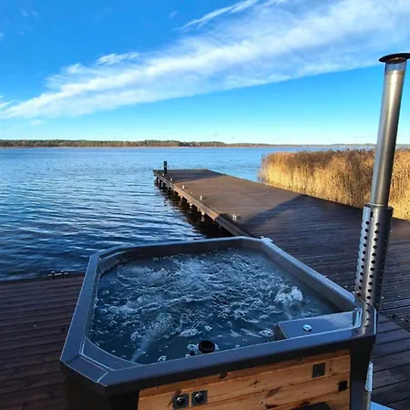 Osada Swory W Lesie Nad Jeziorem * Male Swornegacie