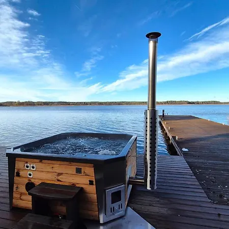 Osada Swory W Lesie Nad Jeziorem