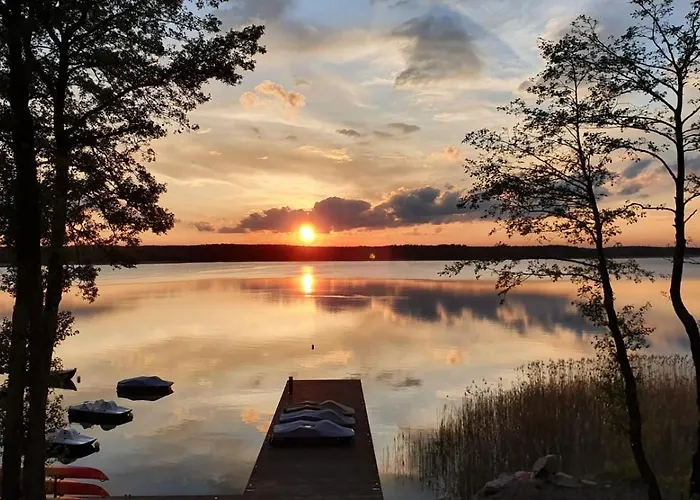 Osada Swory W Lesie Nad Jeziorem