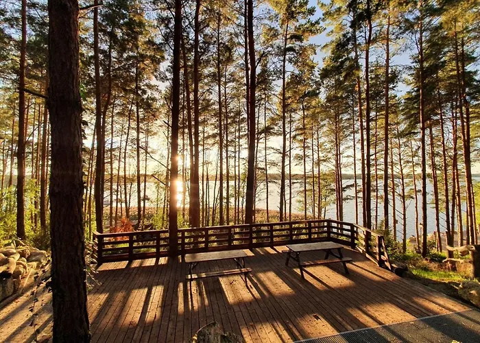 Osada Swory W Lesie Nad Jeziorem