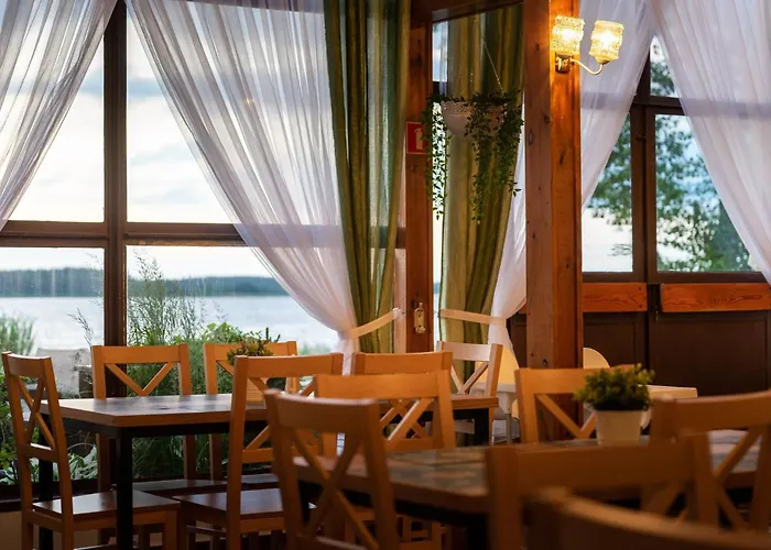 Osada Swory W Lesie Nad Jeziorem