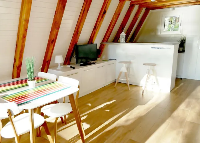 Osada Swory W Lesie Nad Jeziorem * Male Swornegacie