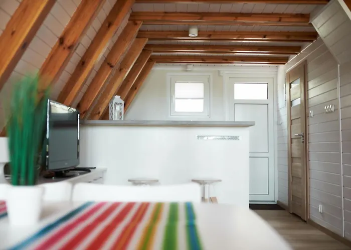 Semesterbostad Osada Swory W Lesie Nad Jeziorem Male Swornegacie