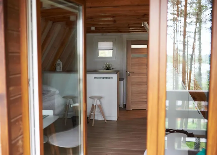 Osada Swory W Lesie Nad Jeziorem