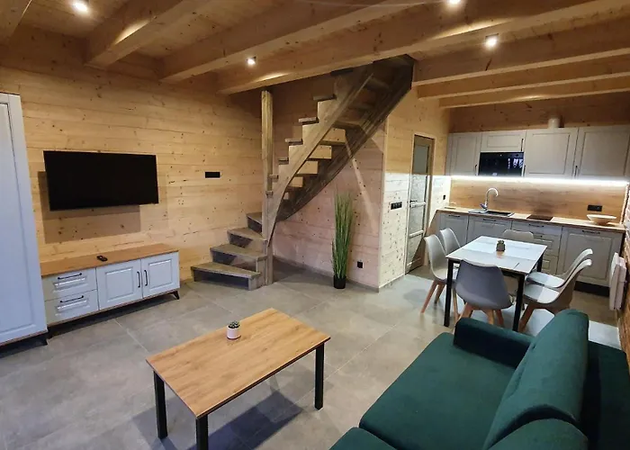 Osada Swory W Lesie Nad Jeziorem Male Swornegacie