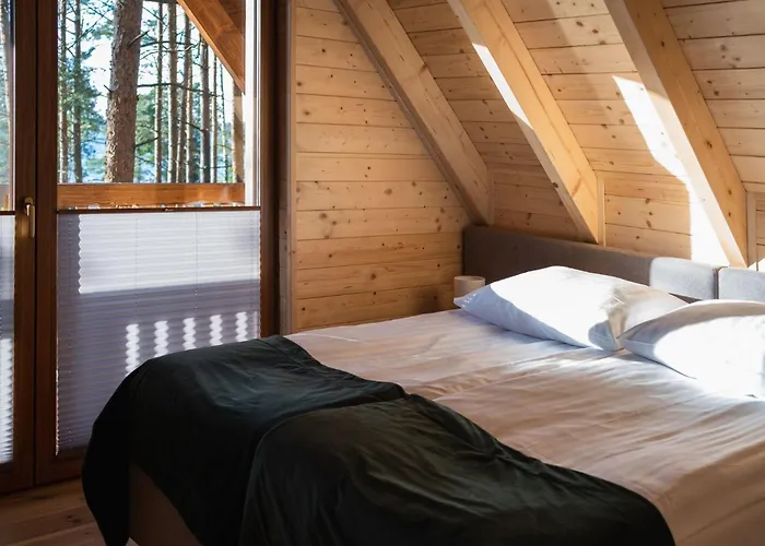 Semesterbostad Osada Swory W Lesie Nad Jeziorem Male Swornegacie