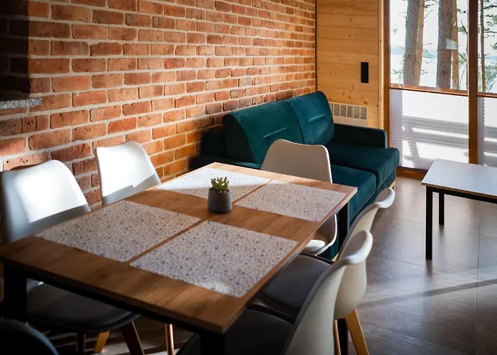 Osada Swory W Lesie Nad Jeziorem Male Swornegacie