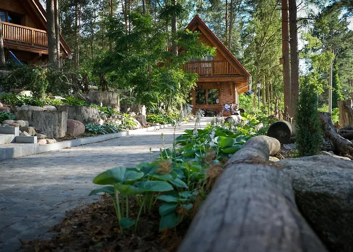 Osada Swory W Lesie Nad Jeziorem Male Swornegacie