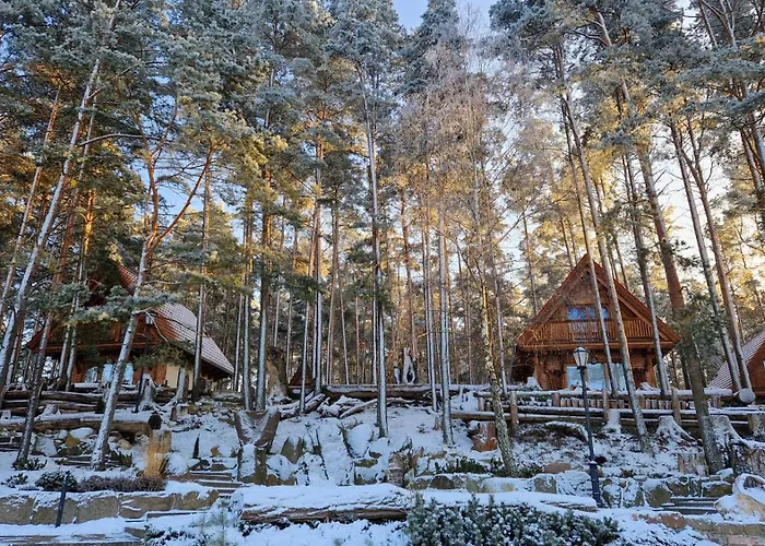 Osada Swory W Lesie Nad Jeziorem * Male Swornegacie