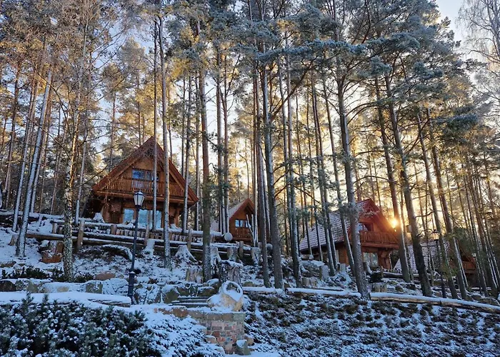 Osada Swory W Lesie Nad Jeziorem *