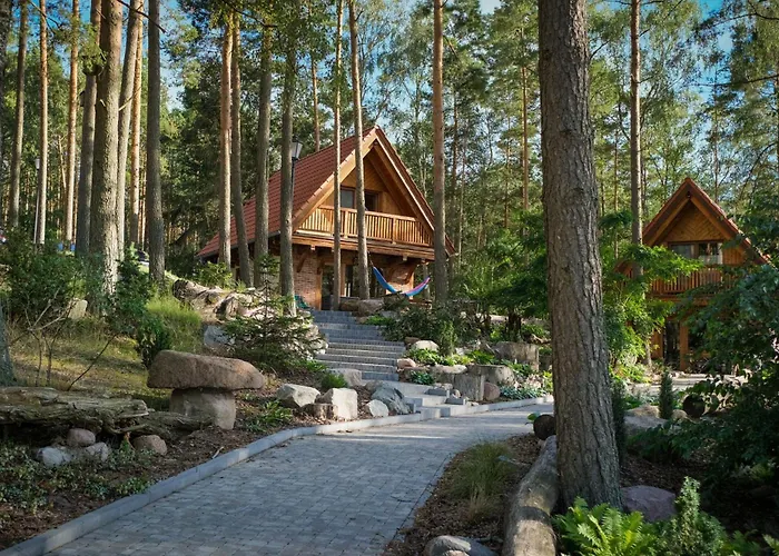 Osada Swory W Lesie Nad Jeziorem Male Swornegacie