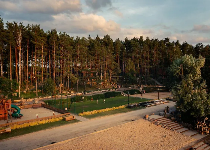 Osada Swory W Lesie Nad Jeziorem