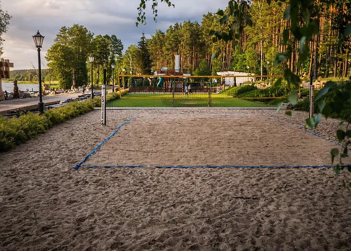 Osada Swory W Lesie Nad Jeziorem