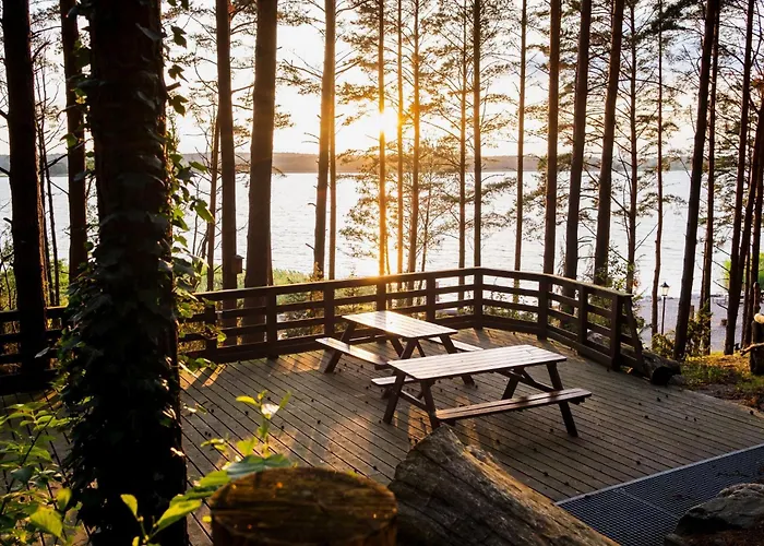 Osada Swory W Lesie Nad Jeziorem *