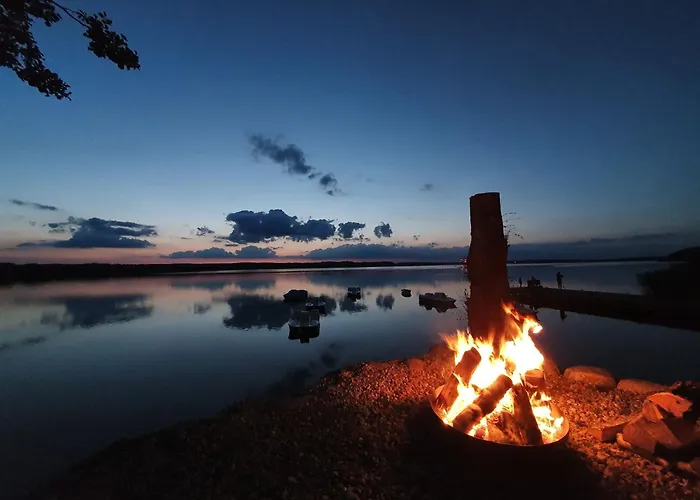 Osada Swory W Lesie Nad Jeziorem