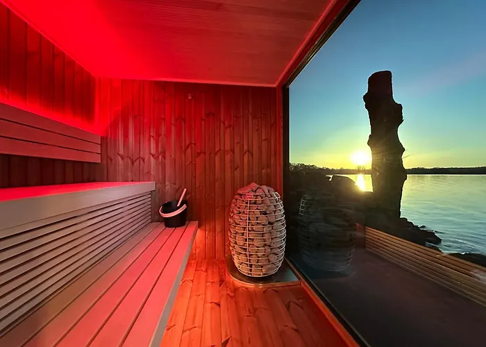 Osada Swory W Lesie Nad Jeziorem * Male Swornegacie