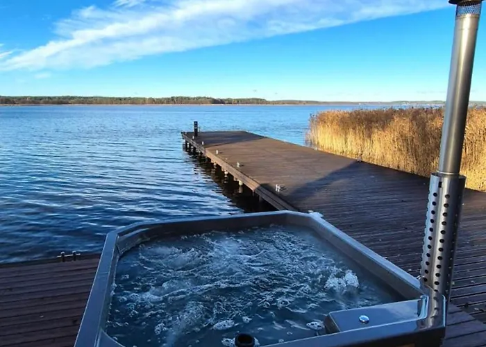 Osada Swory W Lesie Nad Jeziorem * Male Swornegacie