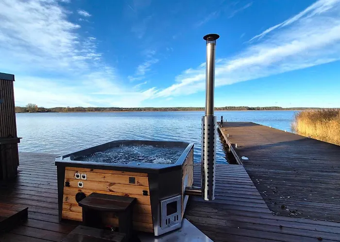 Osada Swory W Lesie Nad Jeziorem